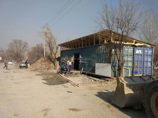 В непосредственной близости от реки Ала-Арча и дороги ул.Малдыбаева начато строительство магазина из контейнеров, - житель (фото)