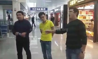 Видео — Артисты из Кыргызстана, ожидающие рейс в Бишкек, устроили концерт в аэропорту Урумчи