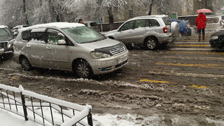 На перекрестке Боконбаева-Шопокова образовалась пробка из-за льда на «лежачих полицейских», - читатель <i>(фото, видео)</i>