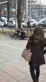 Бишкекчани предлагает установить скамейки с мусорными баками для клиентов фаст-фуда на перекрестке Абдрахманова-Киевской (фото)