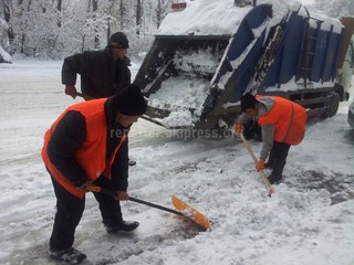 Читатель благодарит сотрудников столичных служб, очищающих дороги от снега и гололеда