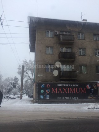Работу по устранению сосулек на крышах зданий должен выполнить ответственный сотрудник учреждения или организации, ТСЖ, - мэрия Бишкека