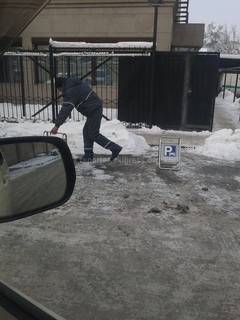 Законно ли запрещают парковаться возле здания банка «Бакай» на ул.Исанова в Бишкеке? - читатель (фото)