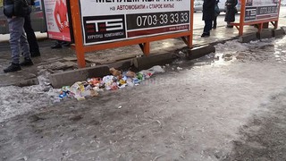 На остановке на пересечении улицы Ахунбаева и проспекта Айтматова нет урн для мусора, - читатель (фото)