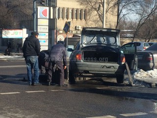 Милиционеры помогли мужчине поменять колесо автомобиля возле Орто-Сайского рынка, - читатель <i>(фото)</i>