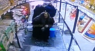 Видео — Кража года: Женщины украли из магазина 5-литровые бутылки масла, спрятав их под юбки