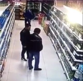 Видео — Покупатели поймали вора, укравшего водку в супермаркете в Бишкеке