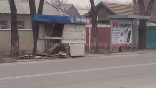 Столичные службы убрали разрушенный газетный киоск после ДТП на ул.Горького