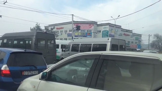 На Токтогула-Бейшеналиева светофор работает в штатном режиме, но пешеходы неправильно переходят дорогу, создавая аварийную ситуацию, - читатель (видео)