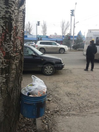 Сотрудники МТУ Свердловского района Бишкека демонтировали кастрюлю, используемую вместо мусорного бака возле рынка «Мадина»