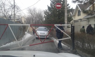 На пересечении улиц Ленинградской и Панфилова в Бишкеке жители установили шлагбаум (фото)