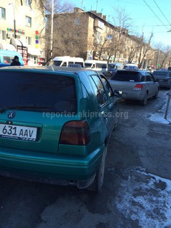 На перекрестке Тоголока Молдо-Киевской таксисты нарушают правила парковки (фото)