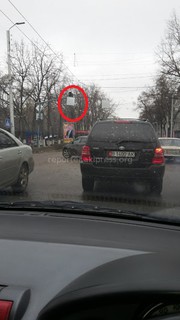 При повороте с проспекта Манаса на Фрунзе дорожный знак мешает просмотру светофора, - читатель (фото)