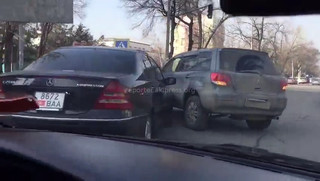 На Уметалиева-Токтогула столкнулись автомашины <i>(видео)</i>