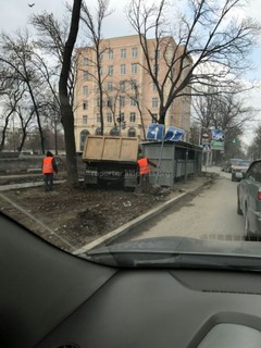 Сотрудники «Тазалык» города Бишкек сломали дорожный знак на пересечении улиц Панфилова и Токтогула, - читатель (фото)