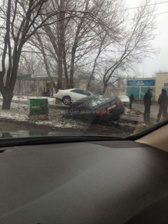 На ул.Анкара произошло ДТП, одна из автомашин вылетела на тротуар <i>(фото)</i>