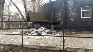 Возле бывшего кафе «Сохо» в Бишкеке скопился мусор (фото)