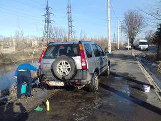 Читатель жалуется, что у канала возле ТЭЦ Бишкека водители моют автомобили <i>(фото)</i>