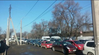 Фото, видео — Из-за пробки на участке ул.Л.Толстого ряд автомашин выехали на тротуар