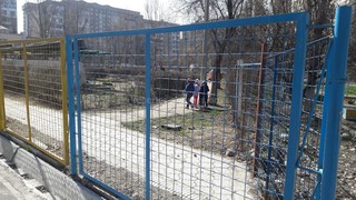 В детском саду №10 дети ковыряются в проводах столба уличного освещения, - читатель (фото)