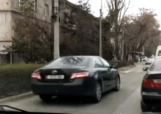 Машины едут по полосе для общественного транспорта на ул.Московской <i>(видео)</i>