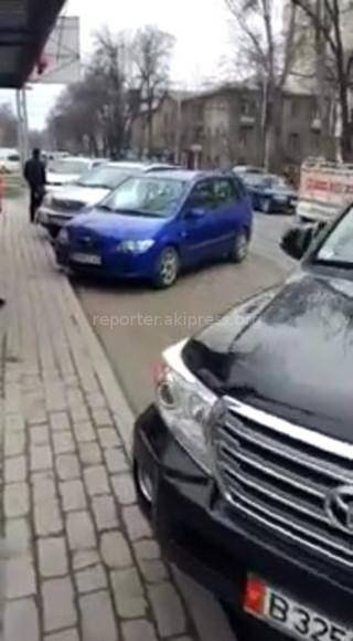 Остановка на пересечении улиц Московской и Шопокова в Бишкеке превратилась в парковочный карман <i>(видео)</i>