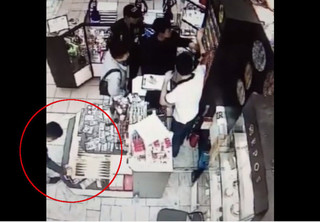 Молодой человек совершил кражу в бутике в ЦУМе «Айчурек», - продавец <i>(видео)</i>