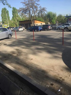 На каком основании установлено ограждение для парковки на пересечении улиц Байтик Батыра и Суеркулова? - бишкекчанин (фото)