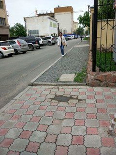 На южной стороне участка ул.Сыдыкова отсутствует тротуар, - бишкекчанин (фото)
