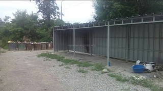 В районе института земледелия в Бишкеке построили новый навес для мусорных контейнеров, но их нет, - читатель (фото)