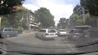 На Киевской-Тыныстанова в Бишкеке маршрутка выехала на красный свет и столкнулась с легковушкой <i>(видео)</i>