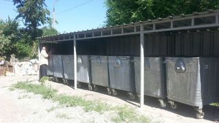 «Тазалык» установил новые мусорные контейнера в районе института земледелия