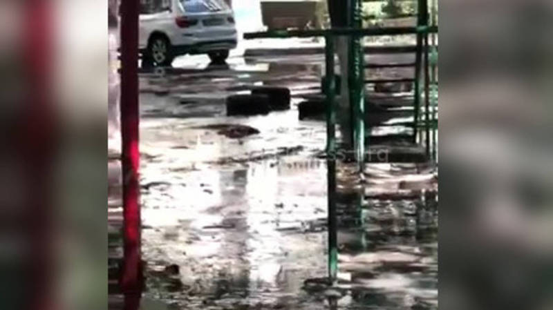 Арычная вода затопила детскую площадку на перекрестке Абдрахманова-Боконбаева