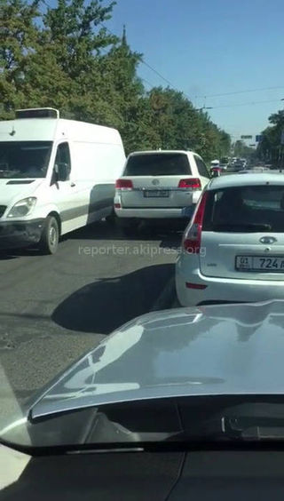 На Манаса-Боконбаева автомашина выехала на встречную полосу и создала аварийную ситуацию (видео)