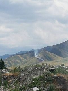 На склоне горы в районе села Кой-Таш горит сухотравие (фото)