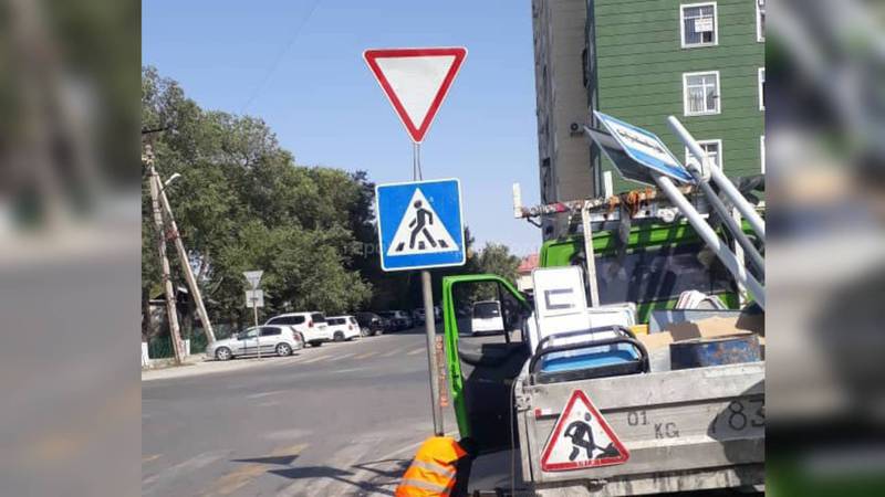 «Бишкекасфальтсервис» установил дорожный знак на Бакаева-Грибоедова