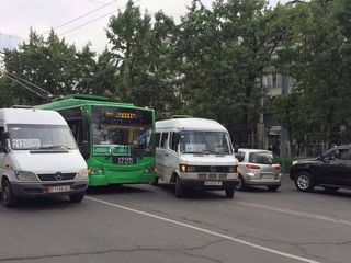 Видео — Водители троллейбуса и маршрутки чуть не подрались в кабине, не поделив дорогу