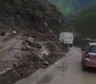 Видео — Работы по очистке автодороги Ош—Гүлчө, где сошли селевые потоки