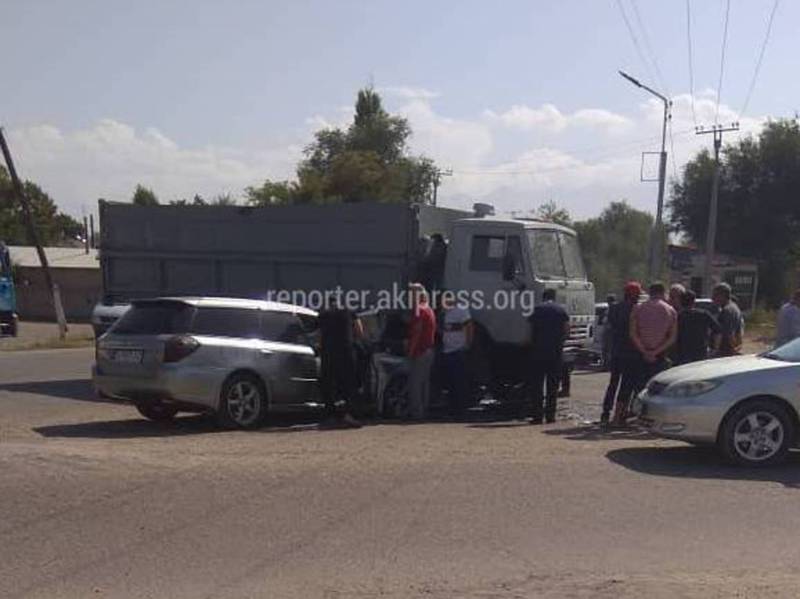 В Чуйском районе легковушка врезалась в КамАЗ (фото, видео)