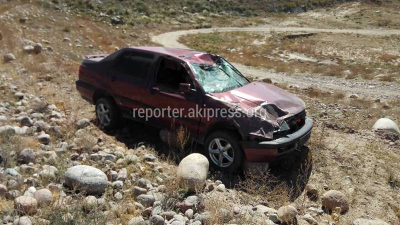 Фото — В селе Боконбаево машина перевернулась, упав с обрыва на высокой скорости