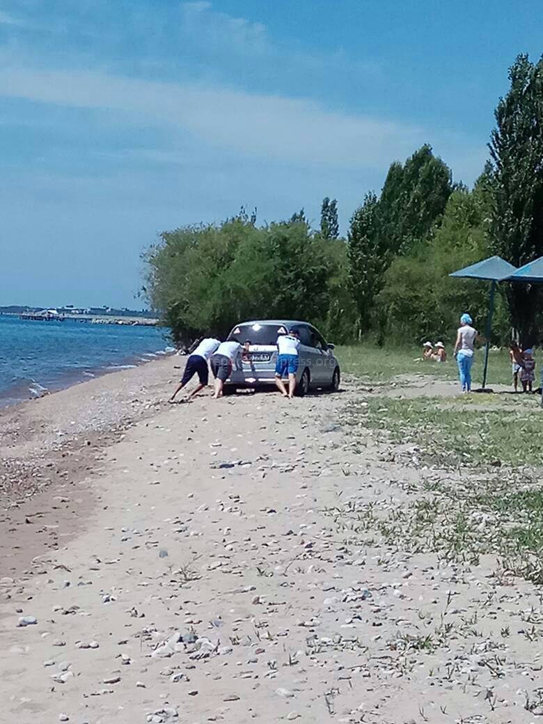 Парни полчаса выталкивали машину, застрявшую на пляже в селе Булан-Соготтуу  (фото)