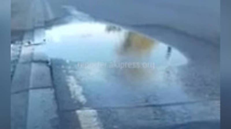 На участке ул.Тимура Фрунзе прорвало водопроводную трубу, вода топит дорогу