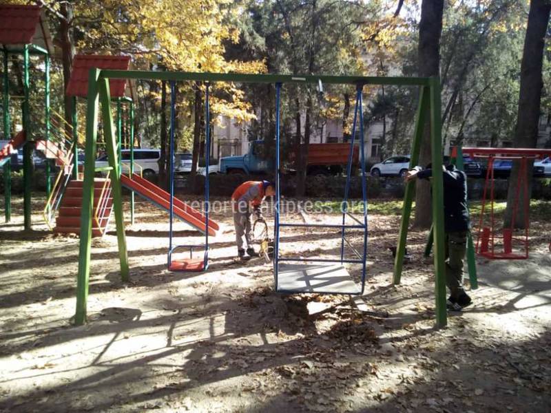 Сотрудники «Тазалыка» отремонтировали качели на детской площадке на Эркиндик-Токтогула (фото)
