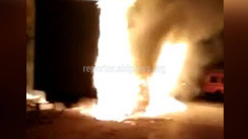 На КПП «Ак-Тилек» сгорел прицеп грузовика (видео)