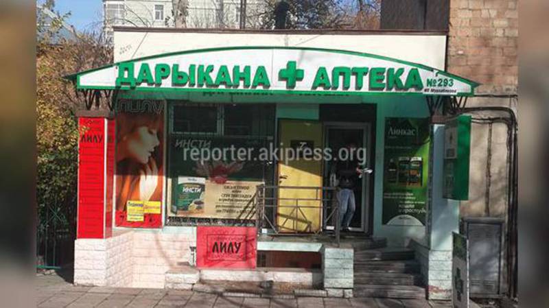 На въезде рядом с домом №95 по улице Боконбаева построили аптеку. Законно ли?