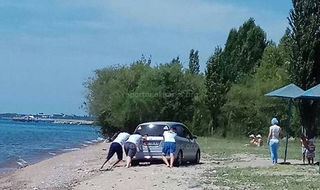 Парни полчаса выталкивали машину, застрявшую на пляже в селе Булан-Соготтуу <i>(фото)</i>