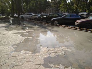 На пересечении Московская и Тоголока Молдо поливная вода течет по тротуару