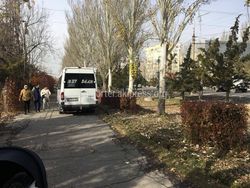 Микроавтобус заехал на тротуар в мкр Асанбай (фото)