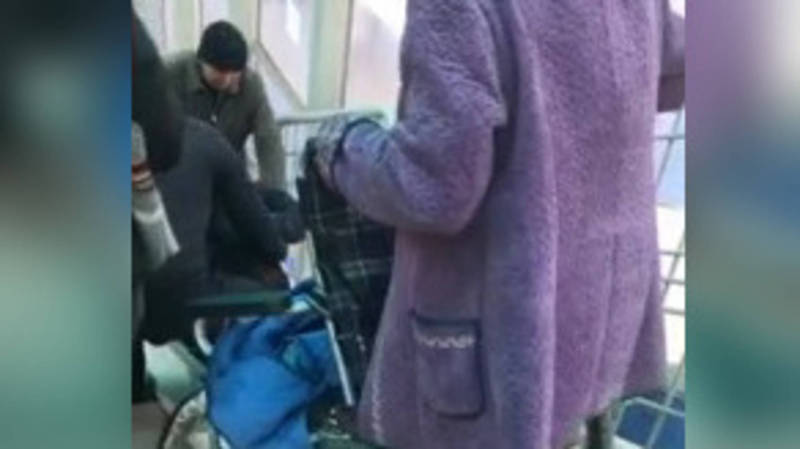 Парень с ОВЗ упал с кресла, когда пытался воспользоваться пандусом надземного перехода возле рынка «Мадина», - бишкекчанка