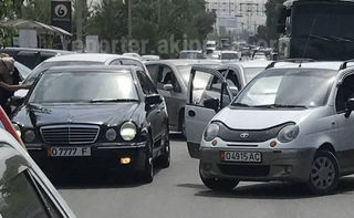 Толпа устроила разборки из-за 2 водителей, которые не поделили дорогу в мкр Кулатова в Оше <i>(видео)</i>
